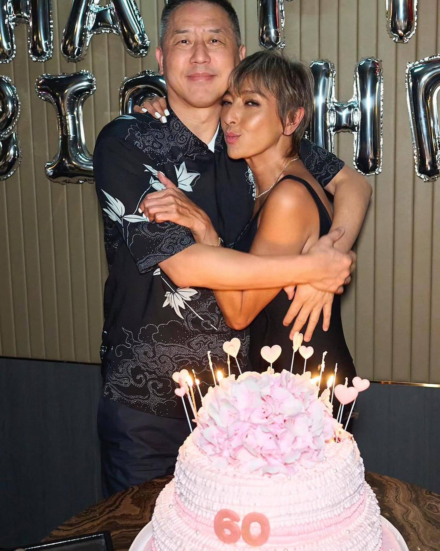 唐鹤德在否认同居、代孕后,现身上山诗钠生日宴,与张国荣的朋友们一起庆祝(图4) 唐鹤德在否认同居、代孕后,现身上山诗钠生日宴,与张国荣的朋友们一起庆祝(图4)