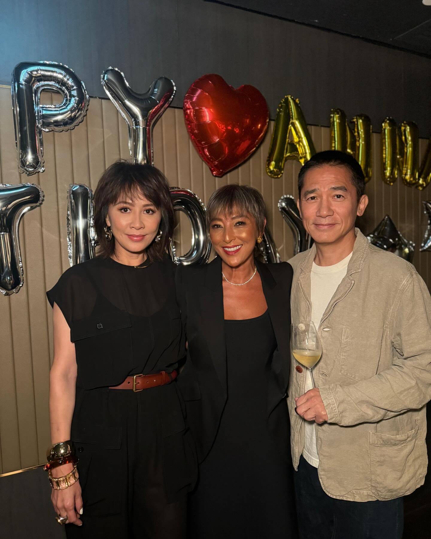 唐鹤德在否认同居、代孕后,现身上山诗钠生日宴,与张国荣的朋友们一起庆祝(图5) 唐鹤德在否认同居、代孕后,现身上山诗钠生日宴,与张国荣的朋友们一起庆祝(图5)