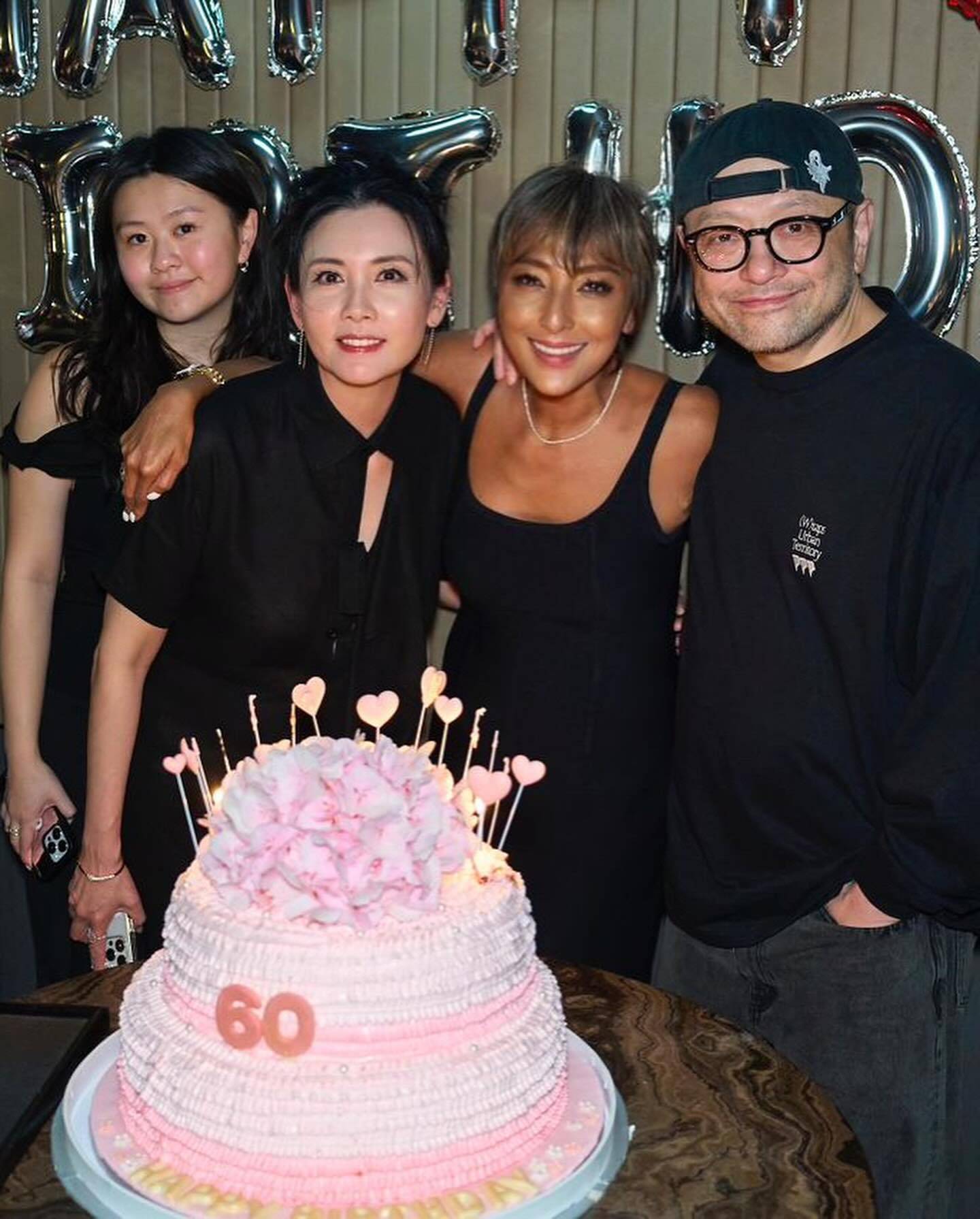 唐鹤德在否认同居、代孕后,现身上山诗钠生日宴,与张国荣的朋友们一起庆祝(图7) 唐鹤德在否认同居、代孕后,现身上山诗钠生日宴,与张国荣的朋友们一起庆祝(图7)