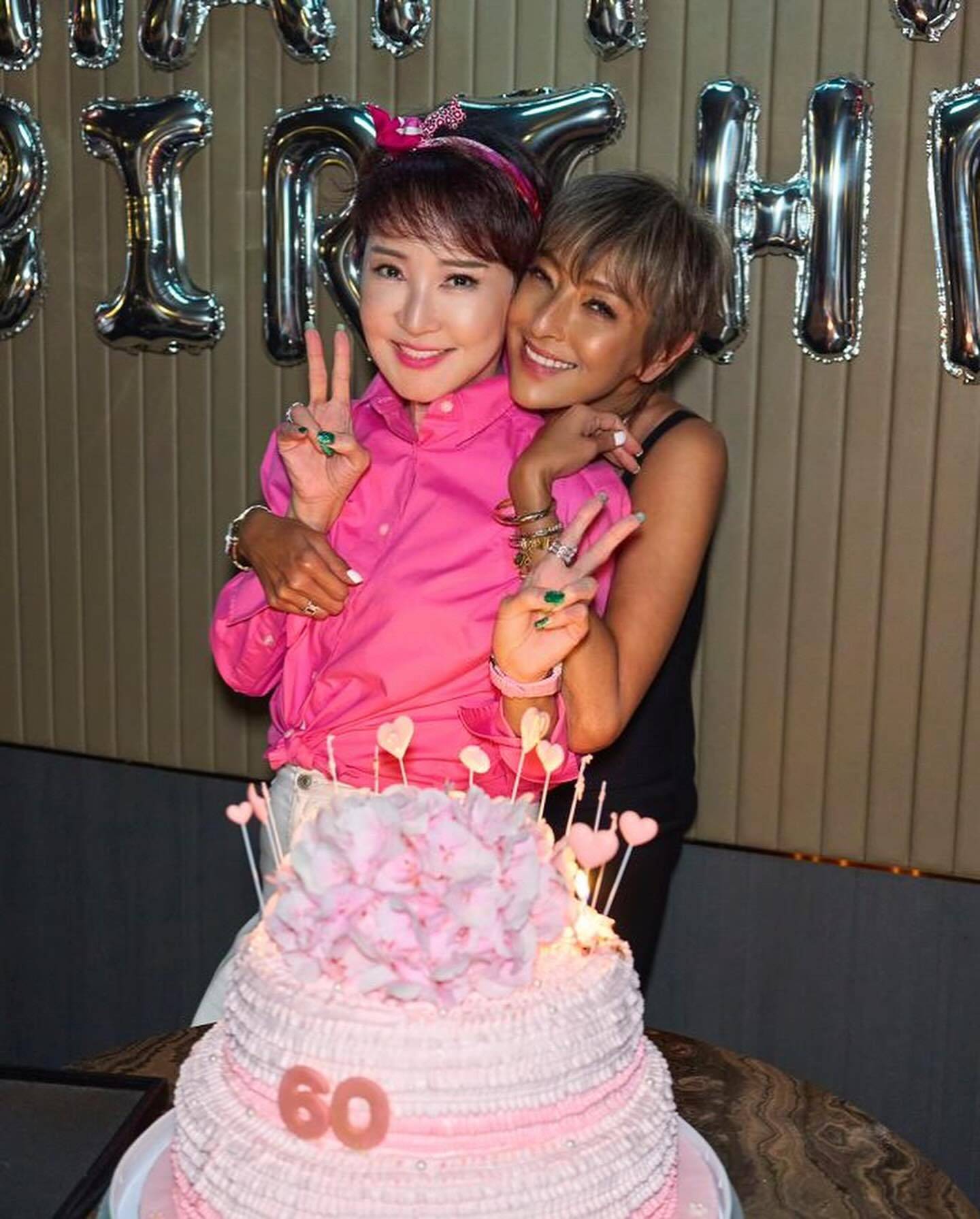 唐鹤德在否认同居、代孕后,现身上山诗钠生日宴,与张国荣的朋友们一起庆祝(图9) 唐鹤德在否认同居、代孕后,现身上山诗钠生日宴,与张国荣的朋友们一起庆祝(图9)