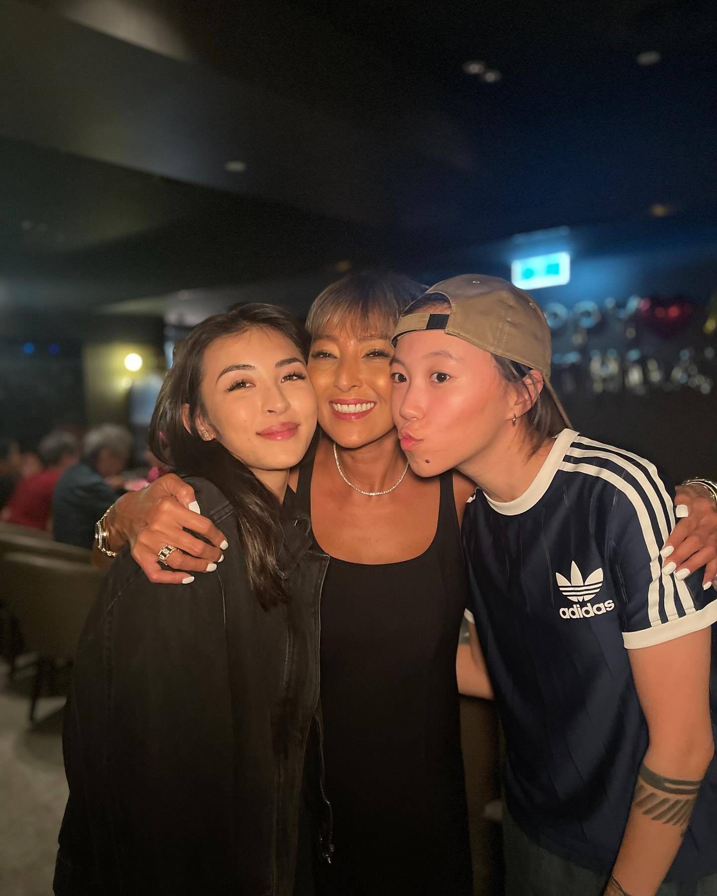 唐鹤德在否认同居、代孕后,现身上山诗钠生日宴,与张国荣的朋友们一起庆祝(图10) 唐鹤德在否认同居、代孕后,现身上山诗钠生日宴,与张国荣的朋友们一起庆祝(图10)