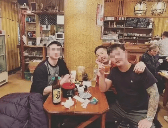 唐鹤德在否认同居、代孕后,现身上山诗钠生日宴,与张国荣的朋友们一起庆祝(图16) 唐鹤德在否认同居、代孕后,现身上山诗钠生日宴,与张国荣的朋友们一起庆祝(图16)