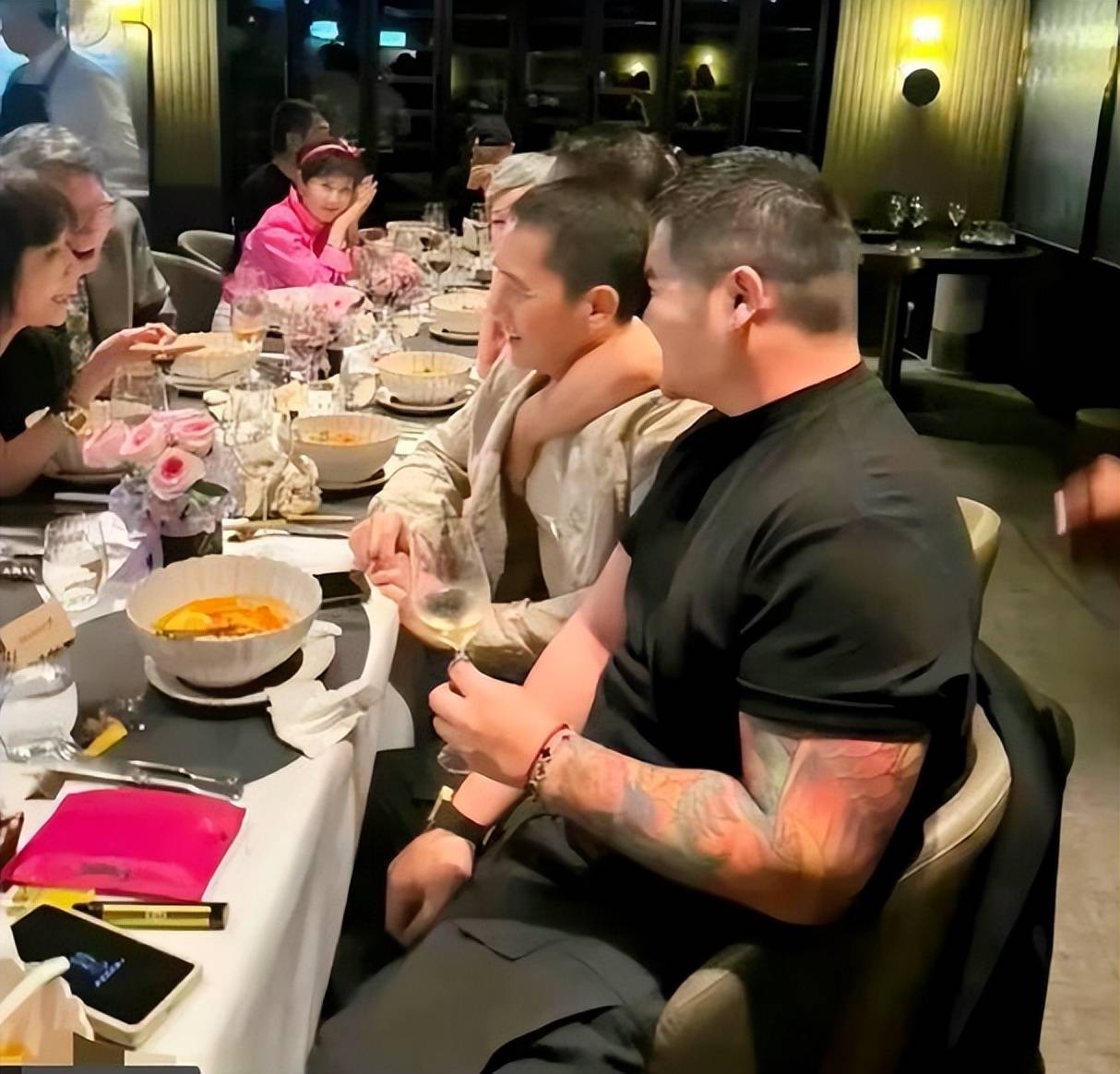 唐鹤德在否认同居、代孕后,现身上山诗钠生日宴,与张国荣的朋友们一起庆祝(图19) 唐鹤德在否认同居、代孕后,现身上山诗钠生日宴,与张国荣的朋友们一起庆祝(图19)