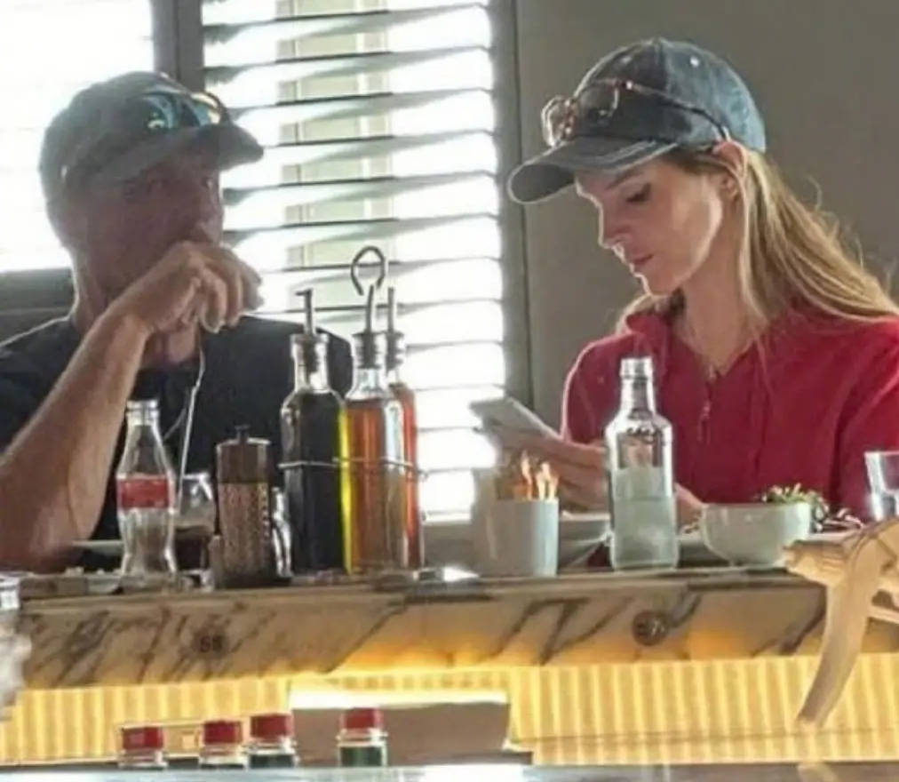 “打雷姐”新恋情曝光，人还在音乐节上牵手同框(图1)