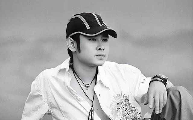 刀郎线上演唱会1分钟就有100万观众进入直播间,2小时内共有4000万观众前来捧场(图1) 刀郎线上演唱会1分钟就有100万观众进入直播间,2小时内共有4000万观众前来捧场(图1)