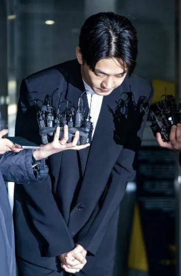 韩国“影帝”刘亚仁的性侵案有了新进展,韩国警方首次正式传唤刘亚仁来警局接受调查(图14) 韩国“影帝”刘亚仁的性侵案有了新进展,韩国警方首次正式传唤刘亚仁来警局接受调查(图14)