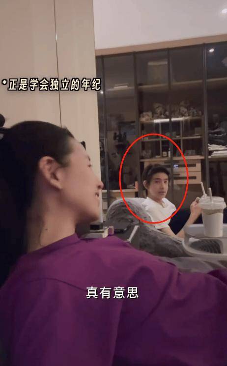 董洁带儿子去工作室,15岁的顶顶如今已经高达180厘米(图3) 董洁带儿子去工作室,15岁的顶顶如今已经高达180厘米(图3)