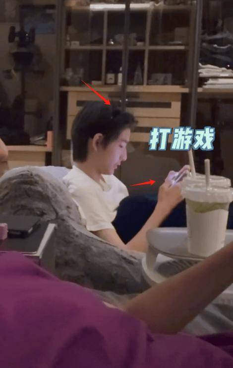 董洁带儿子去工作室,15岁的顶顶如今已经高达180厘米(图2) 董洁带儿子去工作室,15岁的顶顶如今已经高达180厘米(图2)