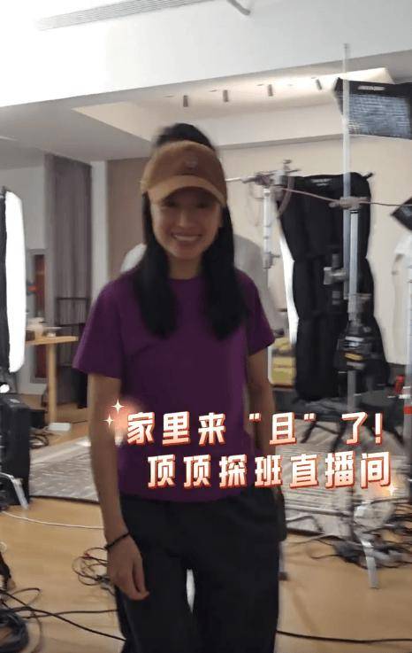 董洁带儿子去工作室,15岁的顶顶如今已经高达180厘米(图4) 董洁带儿子去工作室,15岁的顶顶如今已经高达180厘米(图4)