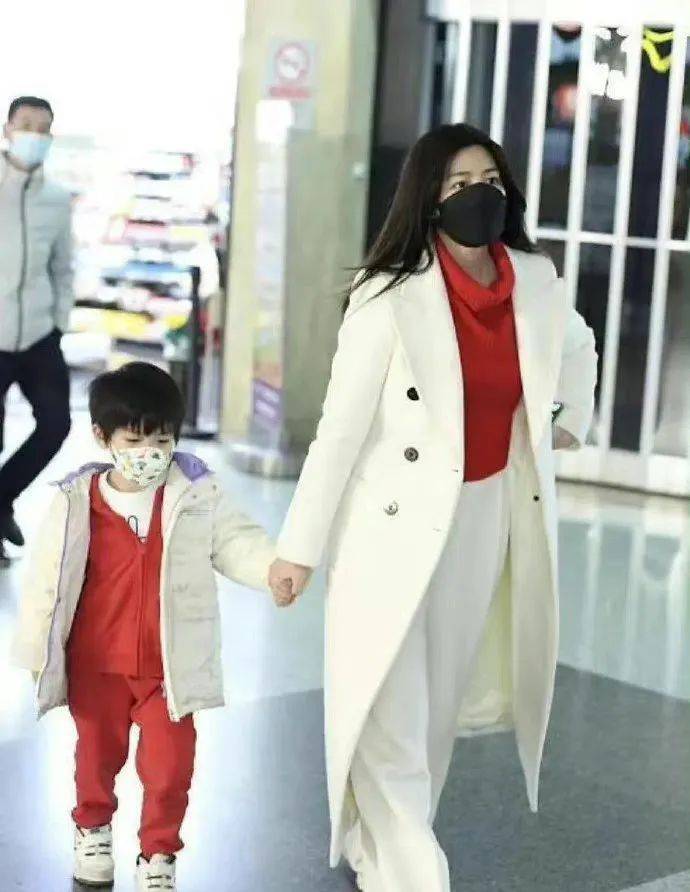 陈晓陈妍希这对夫妻的婚变消息其实已经传很久了,这两天又有新料了!(图45) 陈晓陈妍希这对夫妻的婚变消息其实已经传很久了,这两天又有新料了!(图45)