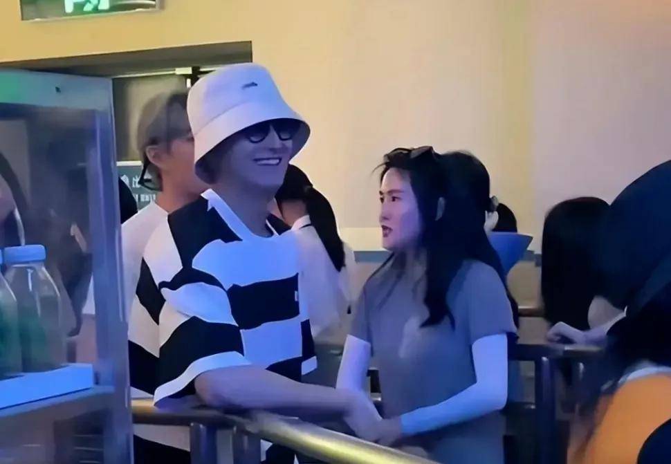 网传奥运跳水冠军陈若琳和演员牛骏峰的恋情 陈若琳好友现身辟谣:“假的!单着!”(图5) 网传奥运跳水冠军陈若琳和演员牛骏峰的恋情 陈若琳好友现身辟谣:“假的!单着!”(图5)