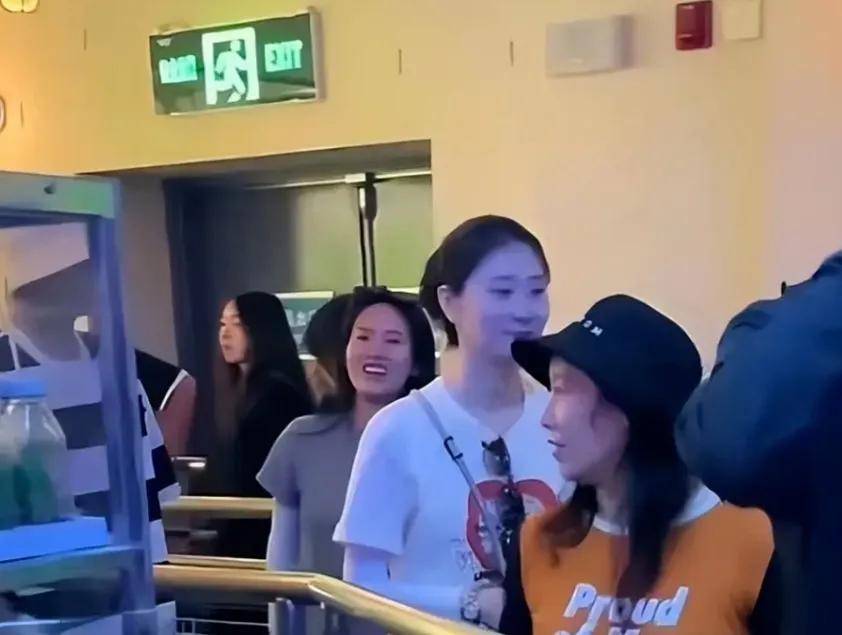 网传奥运跳水冠军陈若琳和演员牛骏峰的恋情 陈若琳好友现身辟谣:“假的!单着!”(图7) 网传奥运跳水冠军陈若琳和演员牛骏峰的恋情 陈若琳好友现身辟谣:“假的!单着!”(图7)