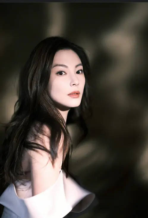 葛晓倩晒监控视频再指张雨绮插足:趁我出差两个人还过来占我的屋子,动我孩子,一点也不大大方方的(图2) 葛晓倩晒监控视频再指张雨绮插足:趁我出差两个人还过来占我的屋子,动我孩子,一点也不大大方方的(图2)