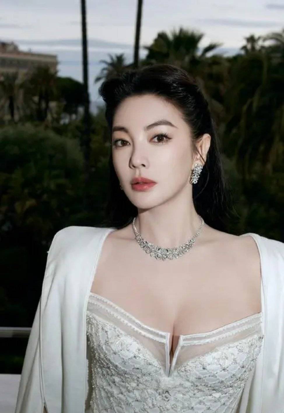 有关于于适恋情的相关话题一个接一个地登上热搜,使得他深陷“时间管理大师”“劈腿”等争议中(图1) 有关于于适恋情的相关话题一个接一个地登上热搜,使得他深陷“时间管理大师”“劈腿”等争议中(图1)