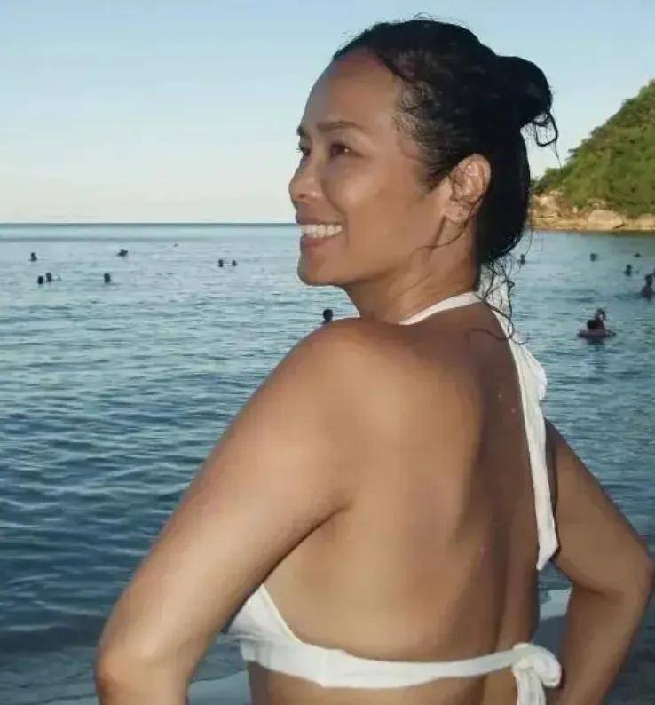 韦唯罕见分享了自己穿比基尼的美照,60岁的韦唯,状态竟然这么好?(图2) 韦唯罕见分享了自己穿比基尼的美照,60岁的韦唯,状态竟然这么好?(图2)