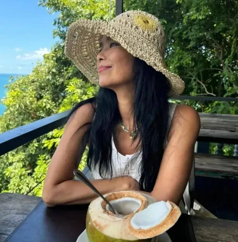 韦唯罕见分享了自己穿比基尼的美照,60岁的韦唯,状态竟然这么好?(图4) 韦唯罕见分享了自己穿比基尼的美照,60岁的韦唯,状态竟然这么好?(图4)