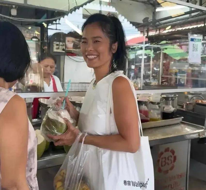 韦唯罕见分享了自己穿比基尼的美照,60岁的韦唯,状态竟然这么好?(图3) 韦唯罕见分享了自己穿比基尼的美照,60岁的韦唯,状态竟然这么好?(图3)