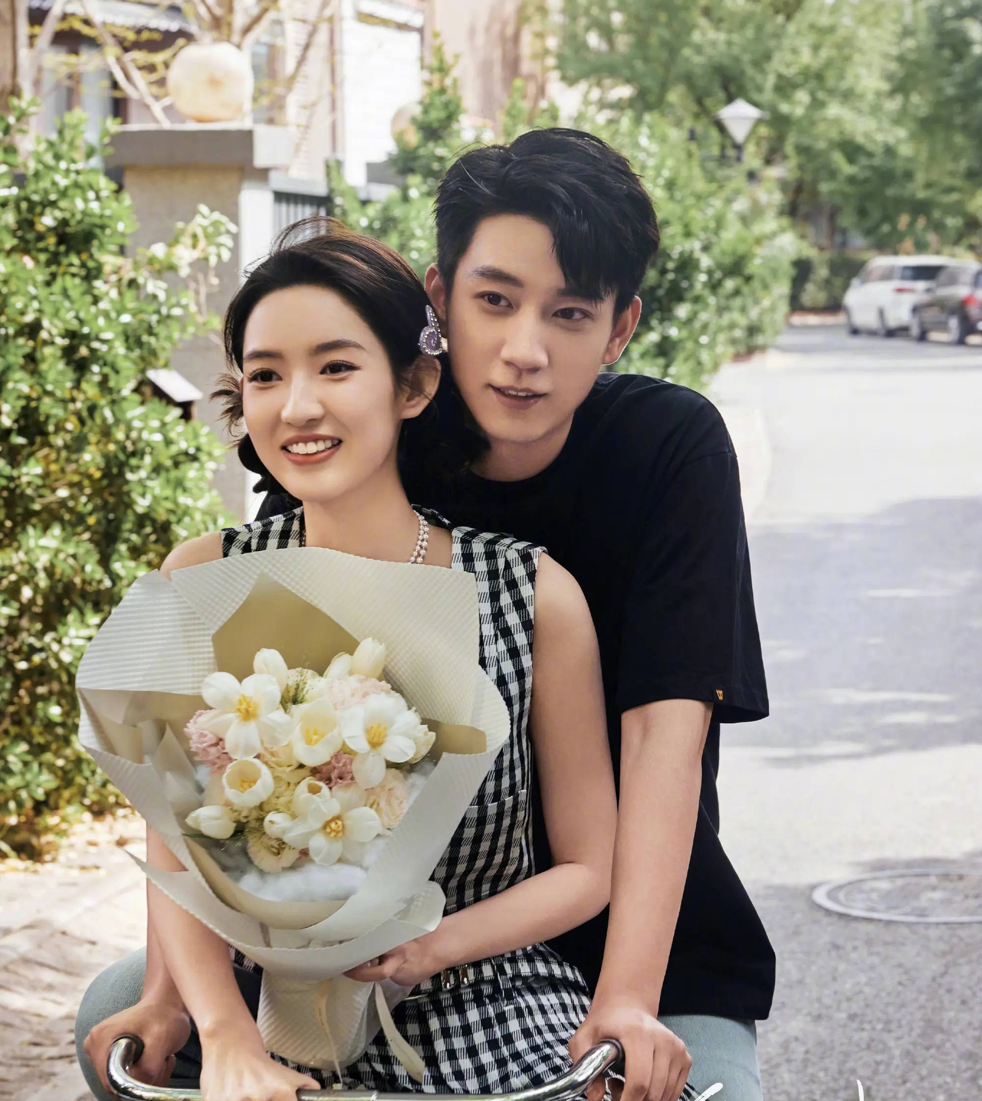 王玉雯否认在王子奇车上待了很久:“绝对不是在王哥车上‘待了很久’,就是好朋友之间的小聚”(图1) 王玉雯否认在王子奇车上待了很久:“绝对不是在王哥车上‘待了很久’,就是好朋友之间的小聚”(图1)