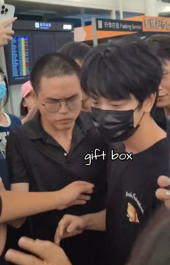 敖子逸高铁出行被围堵气到爆粗口:“机场和高铁站都是公共场所,我不希望大家来这些地方接我或送我”(图4) 敖子逸高铁出行被围堵气到爆粗口:“机场和高铁站都是公共场所,我不希望大家来这些地方接我或送我”(图4)