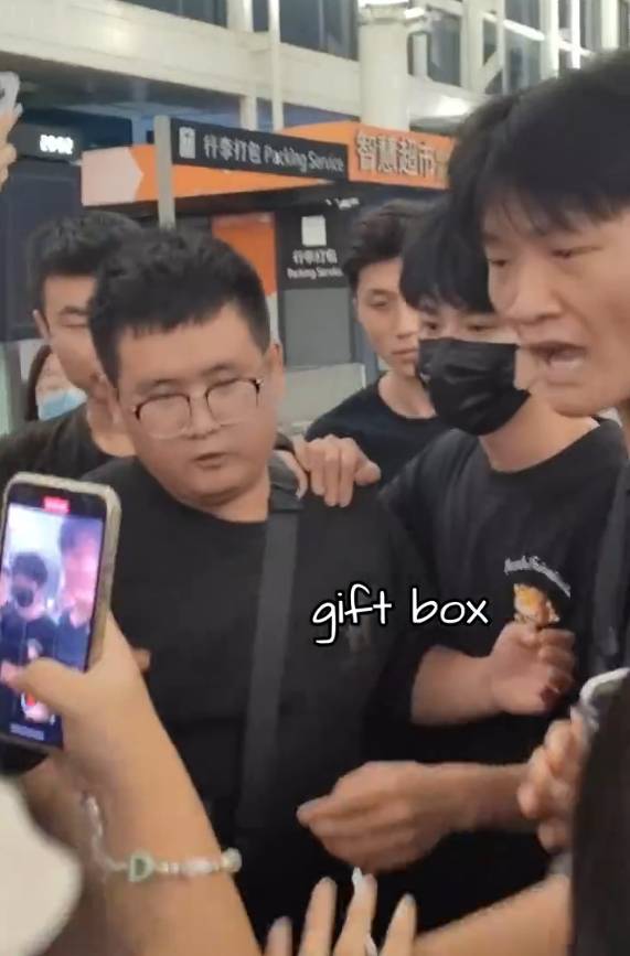 敖子逸高铁出行被围堵气到爆粗口:“机场和高铁站都是公共场所,我不希望大家来这些地方接我或送我”(图3) 敖子逸高铁出行被围堵气到爆粗口:“机场和高铁站都是公共场所,我不希望大家来这些地方接我或送我”(图3)