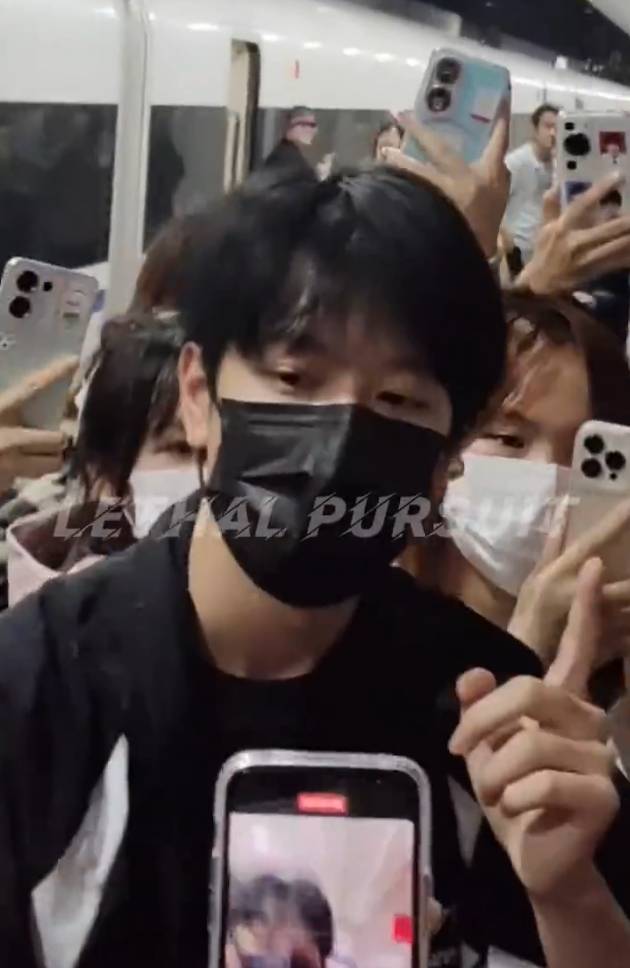 敖子逸高铁出行被围堵气到爆粗口:“机场和高铁站都是公共场所,我不希望大家来这些地方接我或送我”(图5) 敖子逸高铁出行被围堵气到爆粗口:“机场和高铁站都是公共场所,我不希望大家来这些地方接我或送我”(图5)