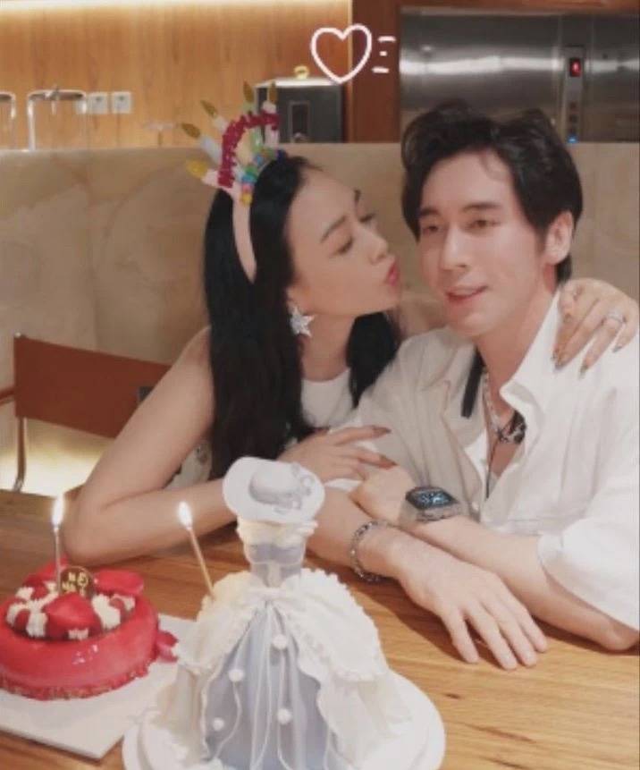 钟丽缇迎来了她的54岁生日,并在社交平台晒出庆生视频(图3) 钟丽缇迎来了她的54岁生日,并在社交平台晒出庆生视频(图3)