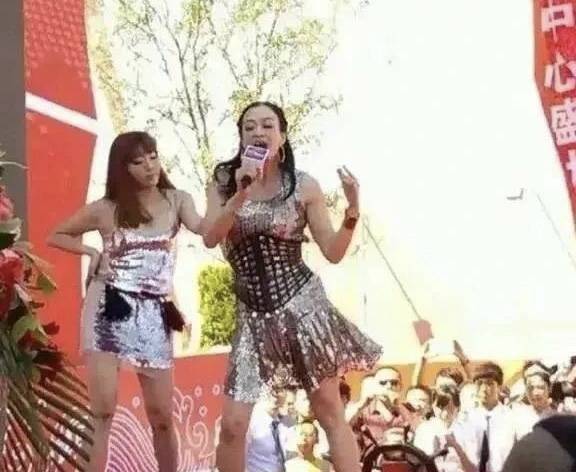 钟丽缇迎来了她的54岁生日,并在社交平台晒出庆生视频(图5) 钟丽缇迎来了她的54岁生日,并在社交平台晒出庆生视频(图5)