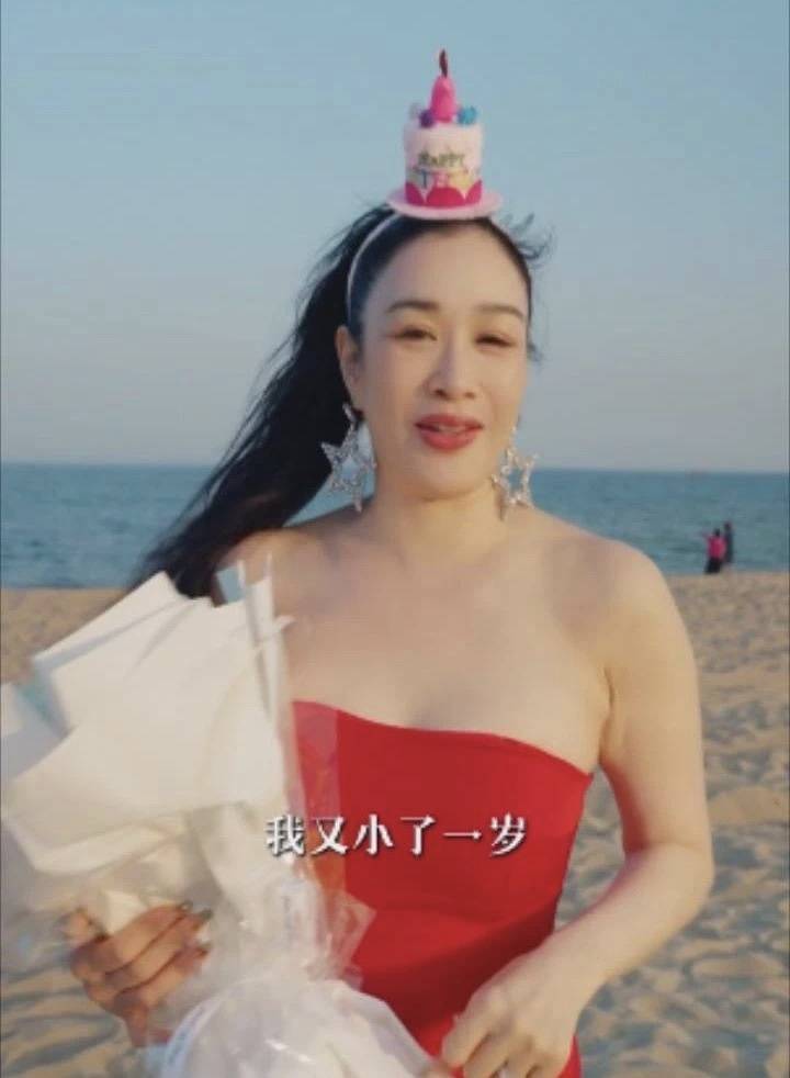 钟丽缇迎来了她的54岁生日,并在社交平台晒出庆生视频(图23) 钟丽缇迎来了她的54岁生日,并在社交平台晒出庆生视频(图23)