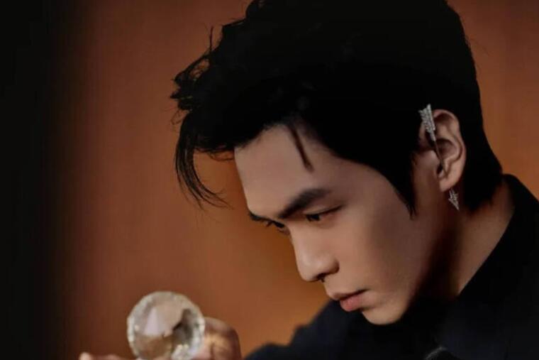 张若昀出席RIRST惊喜电影展,耳饰箭状单耳环竟然价超10万元(图1) 张若昀出席RIRST惊喜电影展,耳饰箭状单耳环竟然价超10万元(图1)