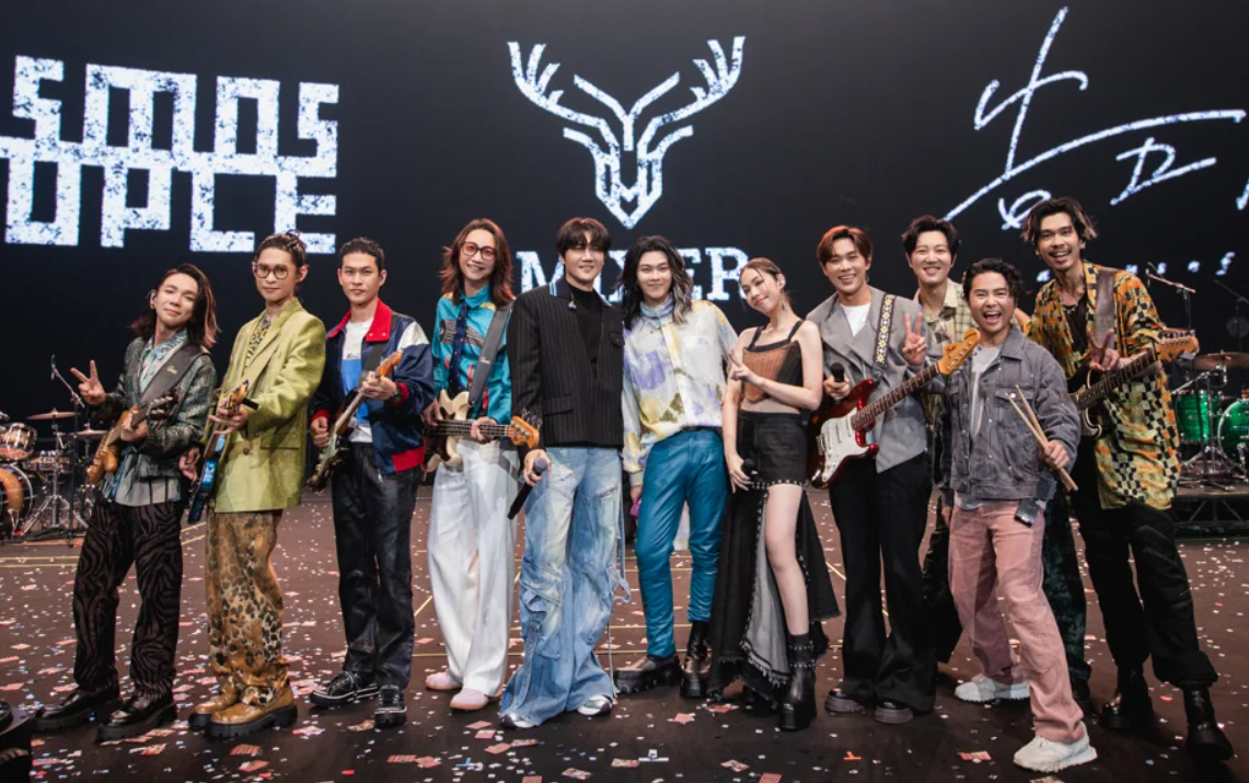 鹿先生5位团员在台上几度强忍泪水,告五人哲谦偷偷滴泪(图1) 鹿先生5位团员在台上几度强忍泪水,告五人哲谦偷偷滴泪(图1)