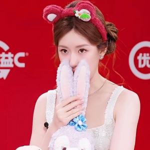 赵露思被网友戏称采访大漏勺，出席品牌直播时要将一年的物料都漏完了