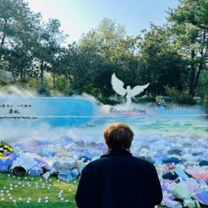 好声音学员悼念恩师李玟，晒出在李玟纪念园拍摄的背影照