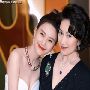 何超莲窦骁出席活动，两个人面无表情，疑似感情出现不和