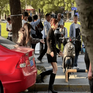 现身街头拍戏的李小冉获不少路人围观 美貌再次掀起不少网友热议