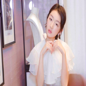 对于周冬雨来说，无论是灵性还是科技感，都构成了她独特的特质