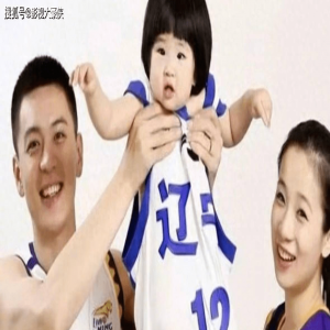 篮球教练杨鸣的离婚宣言在社交媒体上掀起轩然大波 婚外出轨的绯闻成为众人关注的焦点