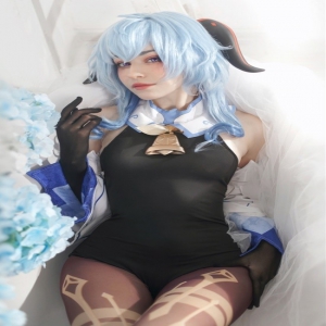 俄妹COS《原神》甘雨：原皮黑丝还有校服版更加清纯可爱