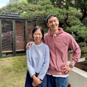 阮经天妈妈去世，阮经天一直感念母亲靠着4平大的泡沫红茶店，把他拉扯长大