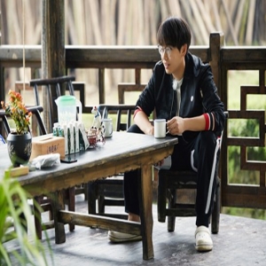 暖心彭昱畅实力护妹 人狗大战再夺冠